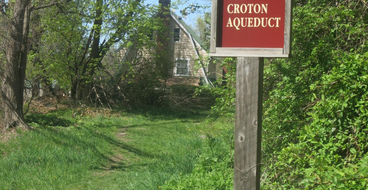 Sign that marks a turn into the Aqueduct route. Photo by Daniel Chazin.