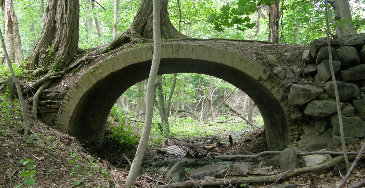 Barrel arched bridge om Montrose Point State Park. Photo Jane Daniels