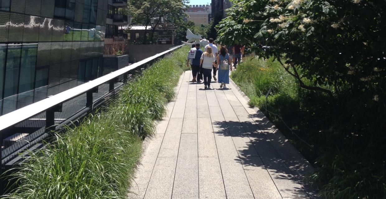 Walkway on the High Line elevated NYC Park - Photo Frank Fernandez